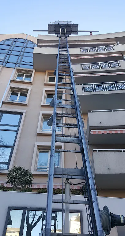 Image de Essence Ciel - Location monte meubles, grues et nacelles Lyon